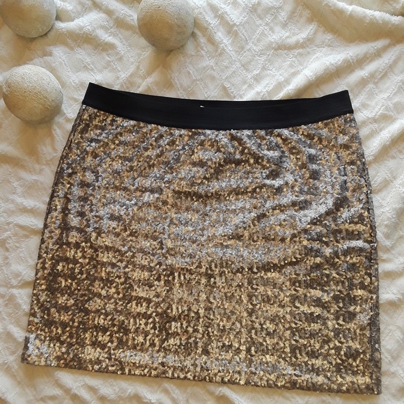 Old Navy Dresses & Skirts - Gold mini skirt with beautiful sequins. Size ➡️XL